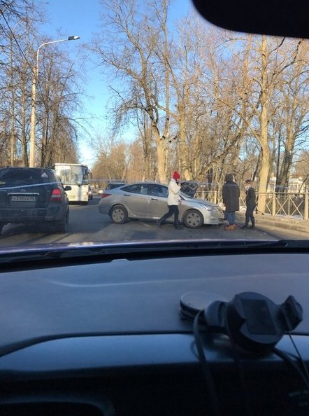 В Пушкине на Павловском шоссе аварийные машины перегородили дорогу , автобусам не проехать!!! Пробке...