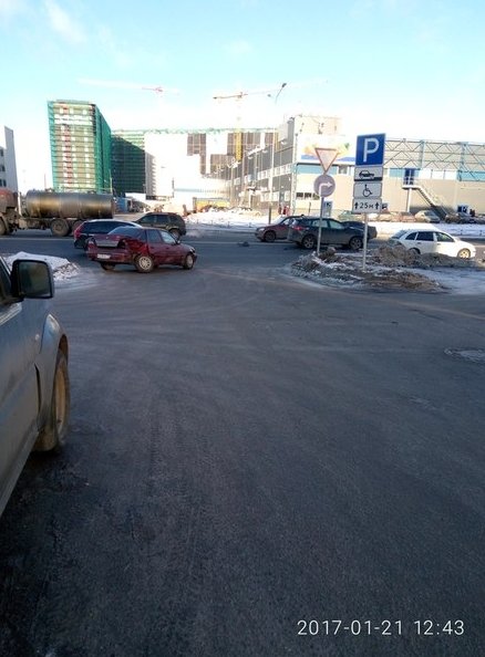 12:47 суббота Уральская 29, выезд с парковки К-Раута, начинается скопление машин. занята левая полос...