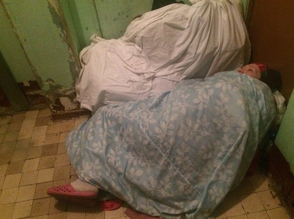 На лестничной клетке в доме 25 к2 по улице Козлова живёт женщина пожилого возраста . Причина неизвес...