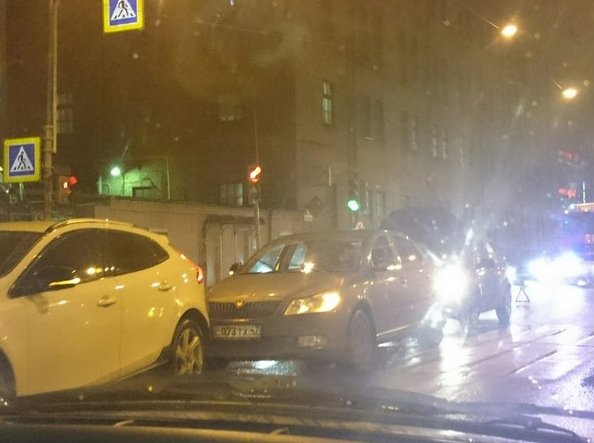 ДТП на перекрёстке ул. Бабушкина и Полярников, движение затруднено.