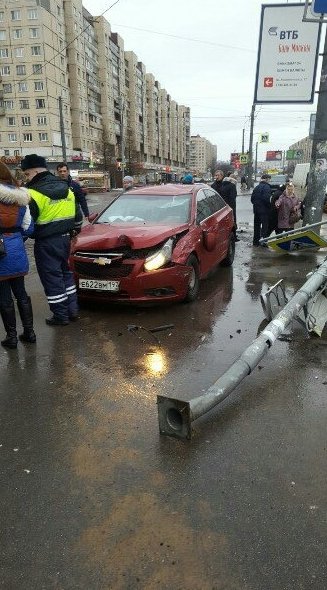 Каждый раз одно и тоже. Видимо знак висит зря на этом перекрёстке. Пересечение большевиков и колонта...