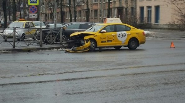 Перекресток ул.Бабушкина и фарфоровской Яндекс такси и Nissan теана