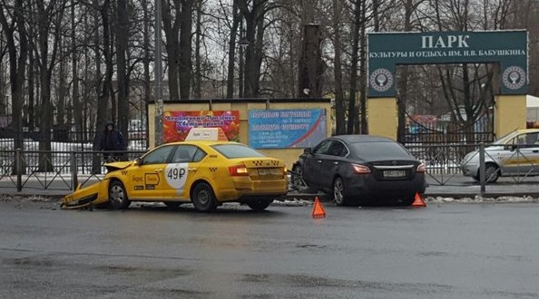 Перекресток ул.Бабушкина и фарфоровской Яндекс такси и Nissan теана