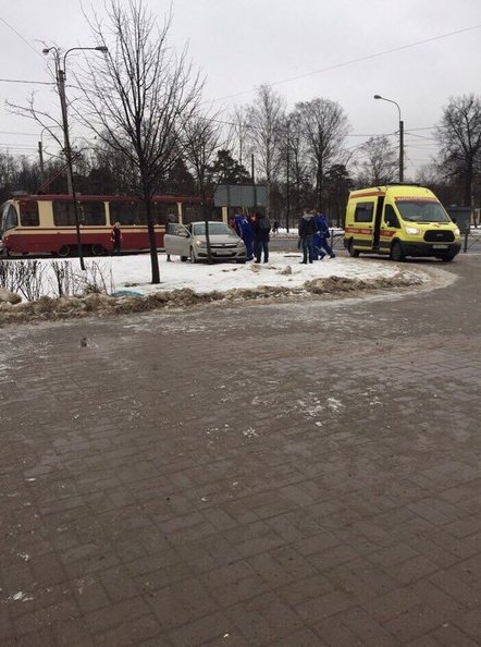 На Пискаревском проспекте, возле СЗГМУ им. И. И. Мечникова, трамвай снёс авто, водитель авто в крови...