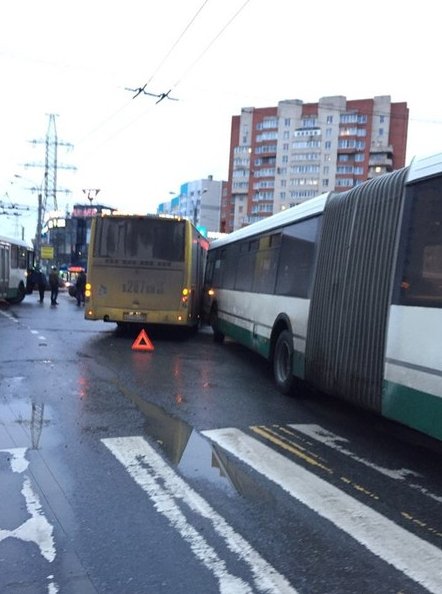 На Комендантской площади притерлись два автобуса, поворот на Ильюшина затруднён, пробке быть !