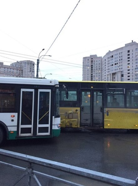 На Комендантской площади притерлись два автобуса, поворот на Ильюшина затруднён, пробке быть !