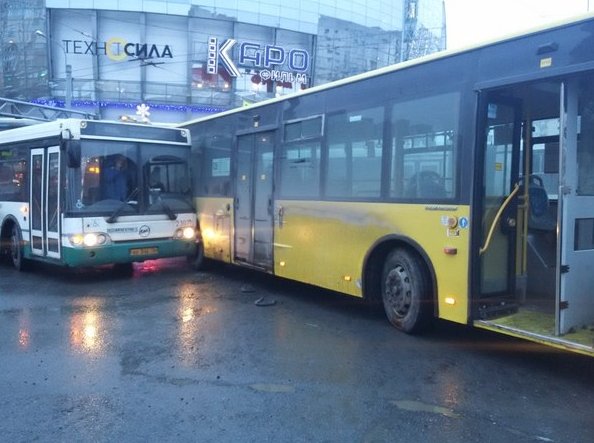 На Комендантской площади притерлись два автобуса, поворот на Ильюшина затруднён, пробке быть !