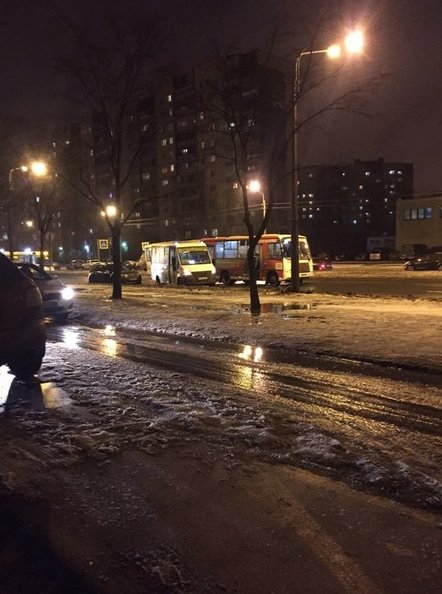 Три маршрутки столкнулись на Захарова, перекрыли в сторону Десантников. ,объезд по тротуару.