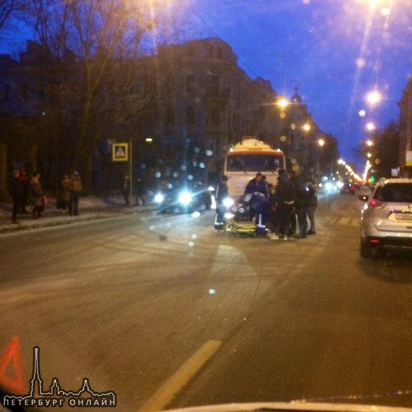 На Большом сампсоневском КАМАЗ сбил девушку на пешеходном службы приехали за 5 минут