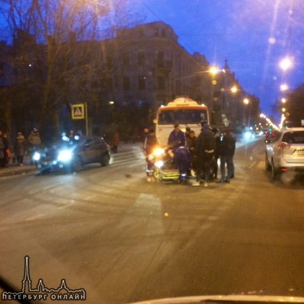 На Большом сампсоневском КАМАЗ сбил девушку на пешеходном службы приехали за 5 минут