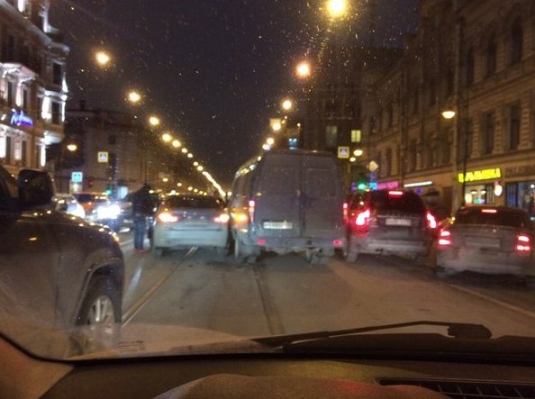 ГАЗель устроила замес из 4 машин на Литейном перед Чайковского в сторону Литейного моста. Для проезд...