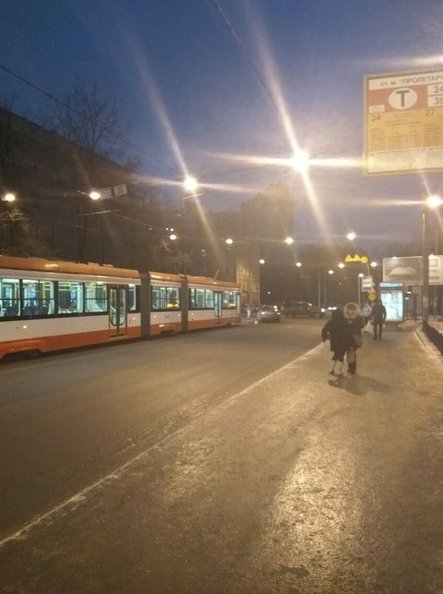 У метро Пролетарская стукнулись Рейнж и Cruze. Движение трамваев в сторону Володарского моста встало....