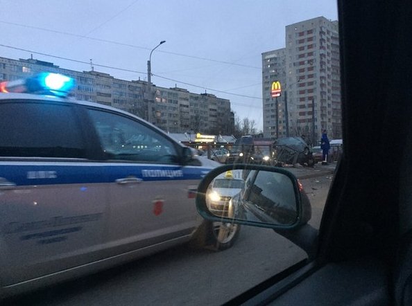 На проспекте Славы в сторону Бухарестской сильное ДТП,машина улетела в забор,службы на месте