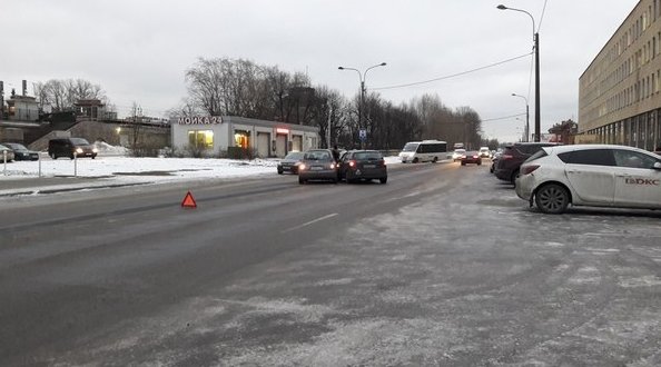 На ул. Введенского канала 7 небольшой затор в сторону Загородного проспекта.