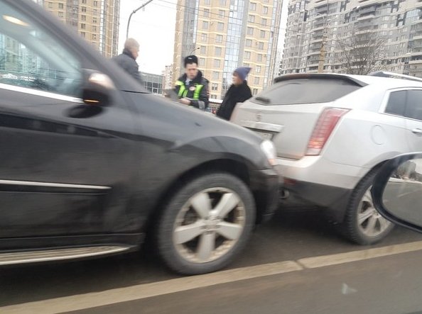 Выборгское шоссе, напротив Шуваловской церкви, левый ряд, Мерс догнал Cadillac. ДПС на месте