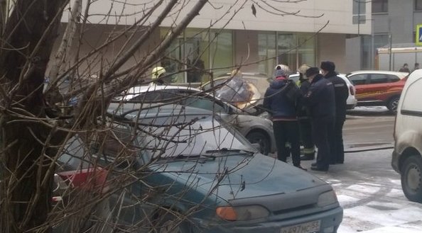 На Корпусной ул. Петроградского района загорелась машина
