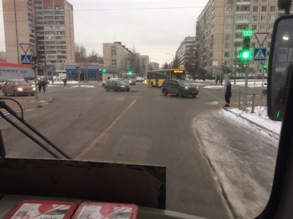 Художников и сиреневый бульвар, кто-то кого-то не пропустил. Проезду особо не мешают