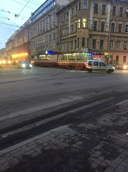 Трамвай сошёл с рельс угол Куйбышева и Чапаева