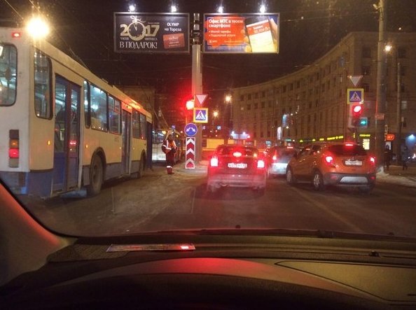 На Светлановской площади трамвай встал поперёк дороги