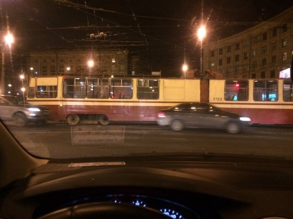 На Светлановской площади трамвай встал поперёк дороги