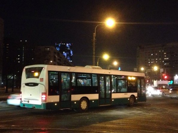Полный Армагедец на перекрестке Варшавской и Краснопутиловской. Автобусы все заблокированы ( 13,31, ...