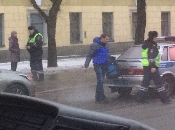 У метро пл Ленина,сотрудники ДПС штрафуют всех кто не правильно переходит дорогу,и таких очень много...