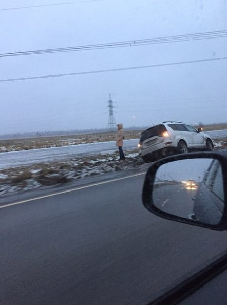 Машины разъехались по кюветам на Ям-Ижоском шоссе из Пушкина в Колпино, очень скользко,на дороге кор...