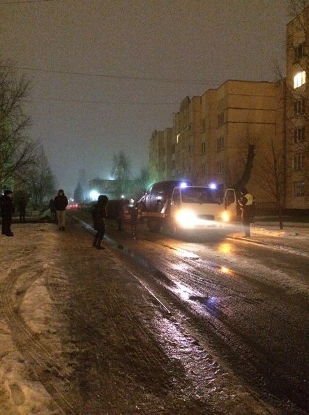 Между домами 9 и 11 по Репищевой улице пытаются эвакуировать автомобиль, но хозяин не сдаётся и сиди...