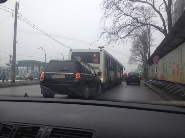 На Торфяной улице водитель внедорожника не успел вовремя затормозить