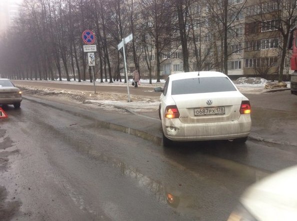 В кармане Гражданского пр. Wv Polo скатился назад в бочину Mercedesа