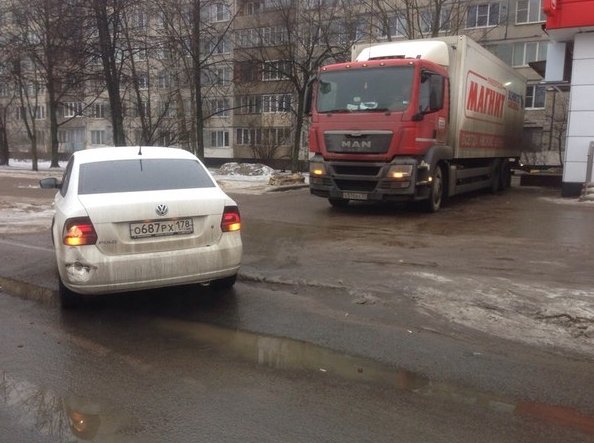 В кармане Гражданского пр. Wv Polo скатился назад в бочину Mercedesа