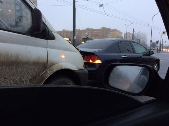 На Доблести, перед пересечением с Захарова, микроавтобус въехал в Хонду Civic