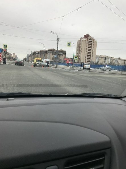 Авария на пересечении Фучика и Бухарестской напротив Shell в сторону Купчино, ML на газоне, видимо н...