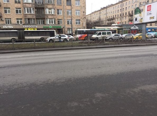 Только что (13:40) притерлись двое на Московском проспекте у метро Московская. Собирается пробка, дл...