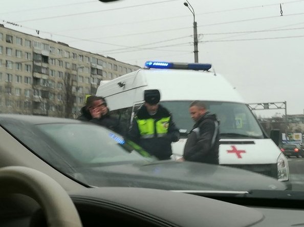 Скорая и ГИБДД приехали на ДТП с BMW произошедшее на перекрестке Дунайского просспекта и Купчинской...
