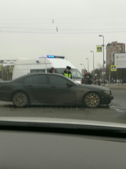 Скорая и ГИБДД приехали на ДТП с BMW произошедшее на перекрестке Дунайского просспекта и Купчинской...