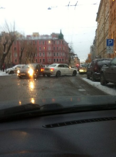 На Кроверкской улице в сторону ул. Мира. Mercedes и Opel вроде. Проезду мешают. Актуально на 16:30.