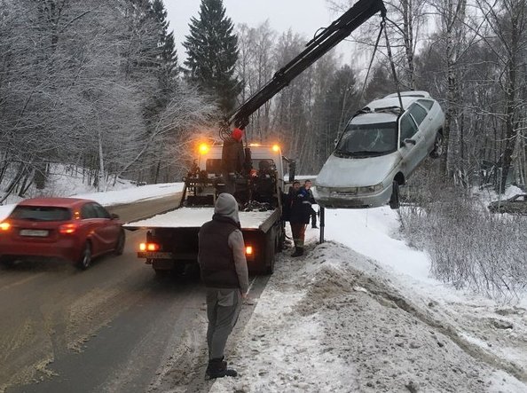 Водитель Ваза не справился с управлением на Приозерском шоссе в Осиновой роще. . Будьте аккуратны,...