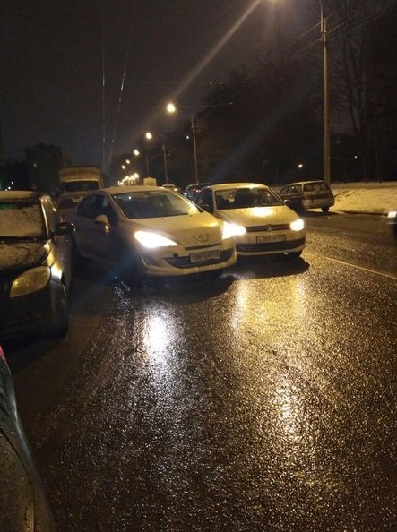 Peugeot и Поло перекрыли полосу на Металлистов у Замшиной улицы в 18:45