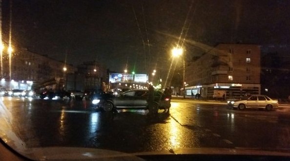Авария на перекрестке Народной улицы и Дальневосточного пр. в сторону Мурманки. Пробки пока нет.