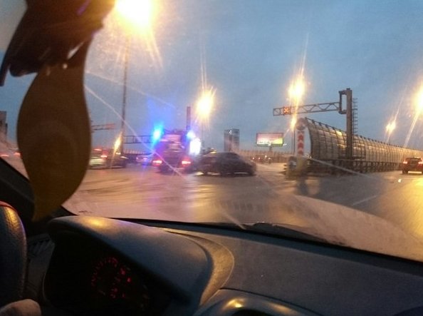 Пожарный расчет что-то тушит на внешней стороне КАДа у Обуховского моста