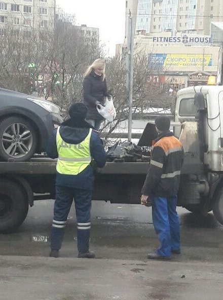 Девушку эвакуировали в месте с машиной. . На проспекте большевиков 6 стоянка запрещена по средам.