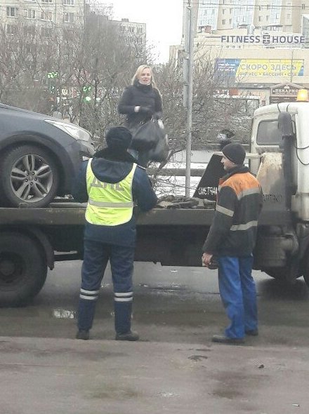 Девушку эвакуировали в месте с машиной. . На проспекте большевиков 6 стоянка запрещена по средам.