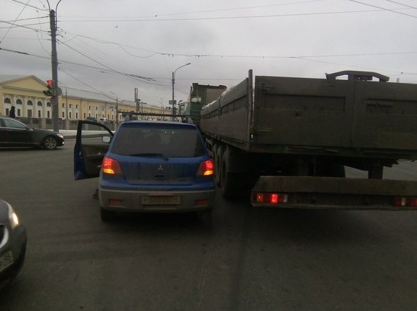 На Южном берегу Обводного канала у Балтийского вокзала прижались Аутлендер и Грузовик