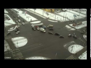 Видео небольшой аварии на пересечении Испытателей и Сизова.