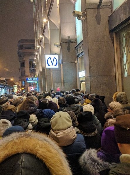 На ст метро Петроградская на вход работает только 1 эскалатор, актуально на 18:15