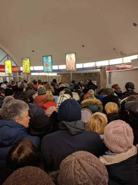 На ст метро Петроградская на вход работает только 1 эскалатор, актуально на 18:15