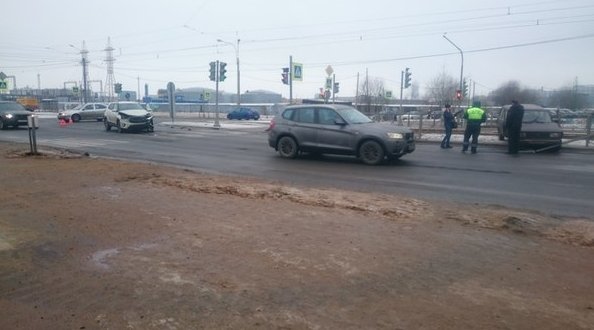 На пересечении Стародеревенской и Ситцевой улиц столкнулись 2 машины. Ваз 2104 при столкновении снес...