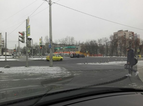 В центре перекрестка Большевиков и Дальневосточного стоят грустят.