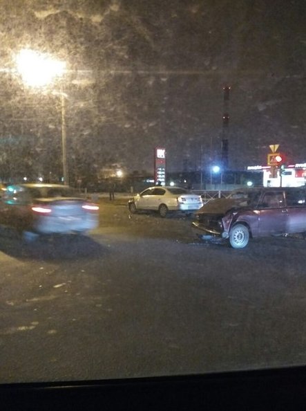 Лада седан баклажан столкнулась с Volkswagenом на перекрестке Крыленко и Дальневосточного в сторону...